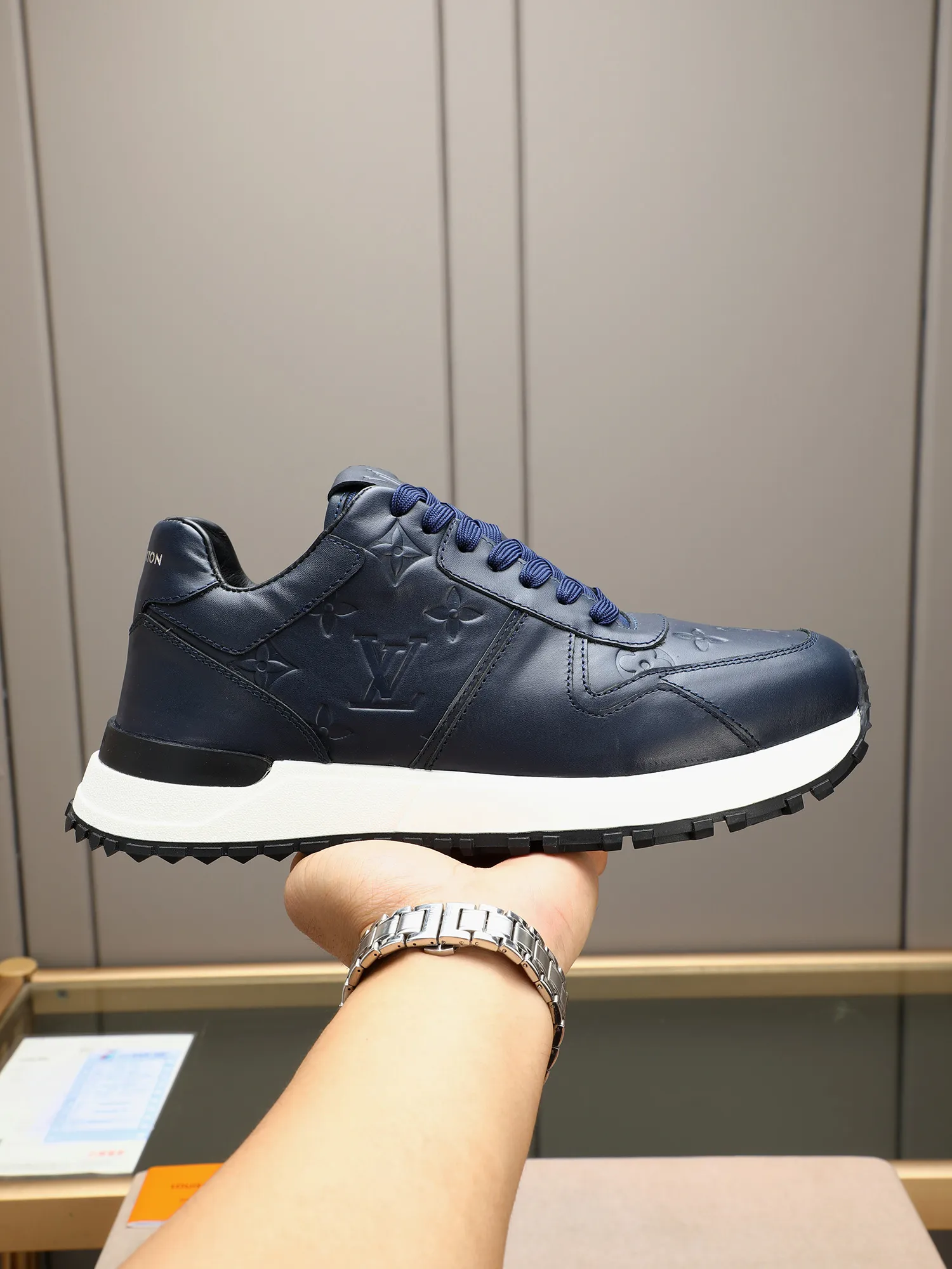 Men's Shoes 💰660 L The Run Away Maxi sneaker debuts in the 2025 collection and continues the iconic design of the Run Away sneaker. The smooth cowhide leather upper features contrasting LV lettering and Vuitton logos, and a lightweight rubber wedge outsole evokes running shoe construction. High level of comfort. Looks good, wears well and matches well. Worth buying! 7 color selection size: 39-44 (45 customized)